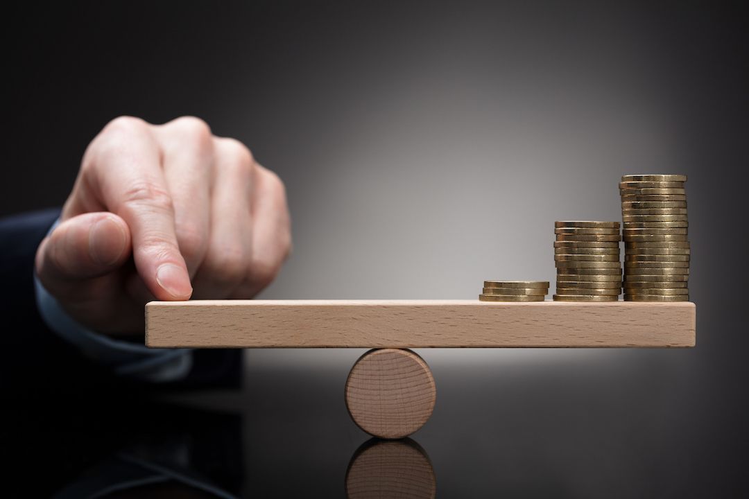 Desequilibrio económico monedas sobre una balanza