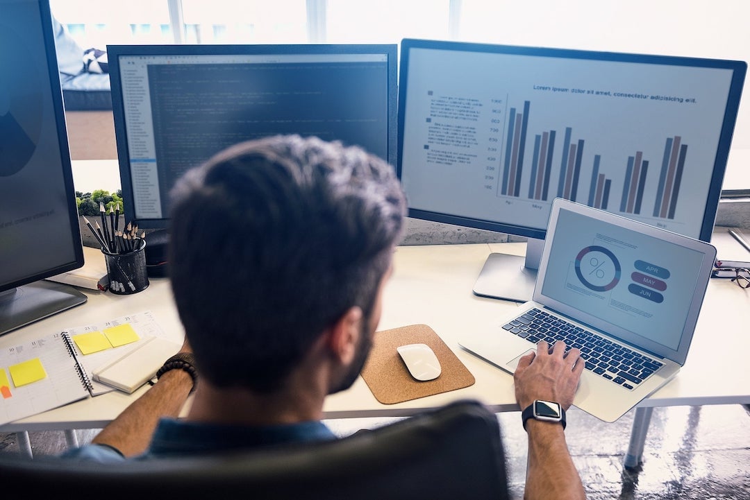 Persona analizando estudios de mercado