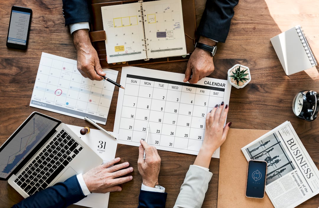 ejecutivos  analizando un calendario